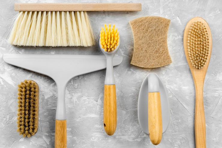 Foto gratuito lay flat de productos de limpieza ecológicos con selección de cepillos
