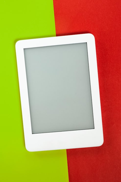 Foto gratuito lector de libros electrónicos sobre fondo amarillo y rojo.