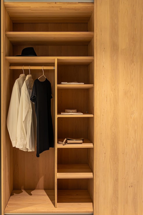 Photo Gratis lemari pakaian built-in terbuka dengan sistem penyimpanan pakaian modern di interior