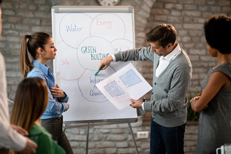 Foto gratuito líder empresarial dando una presentación a su equipo y explicando los planes del proyecto en la pizarra en la oficina