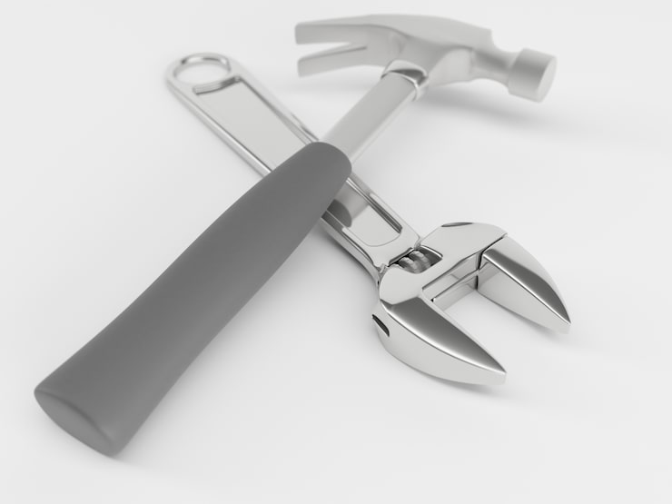 Foto gratuito llave inglesa y martillo