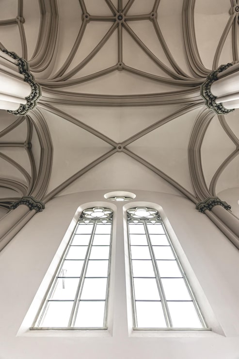 Foto gratuito luminoso interior de la iglesia con vidrieras vista desde abajo