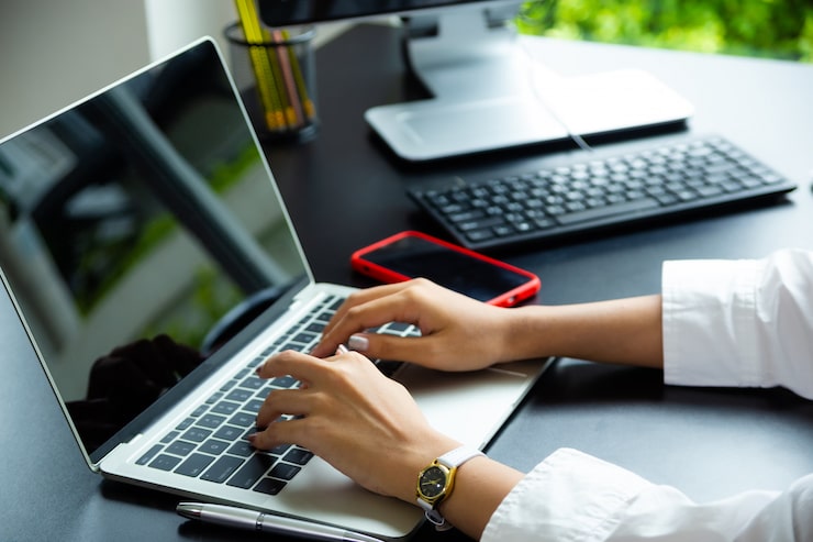 Foto gratuito mano femenina escribiendo en el teclado del portátil
