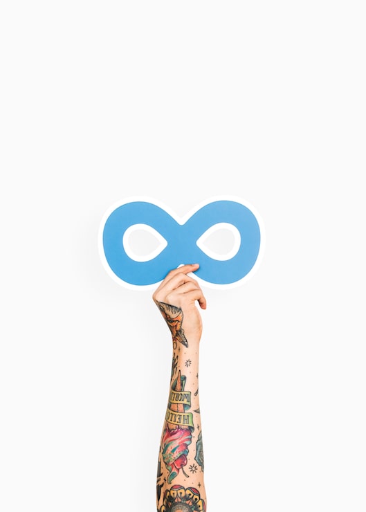 Foto gratuito manos sosteniendo el símbolo de infinito