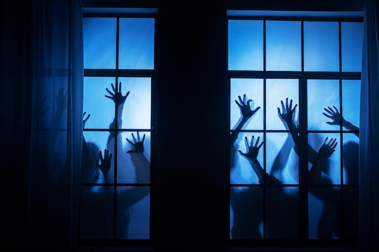 Foto gratuito manos de zombie espeluznante en una ventana