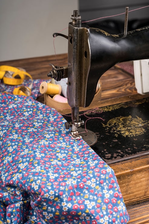 Foto gratuito máquina de coser con material estampado de flores