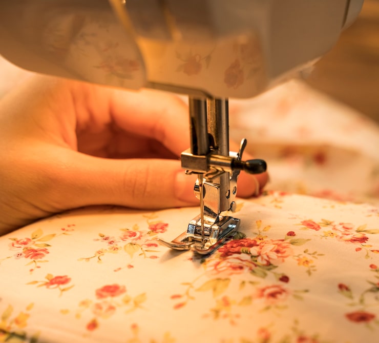 Foto gratuito máquina de coser utilizada en material estampado