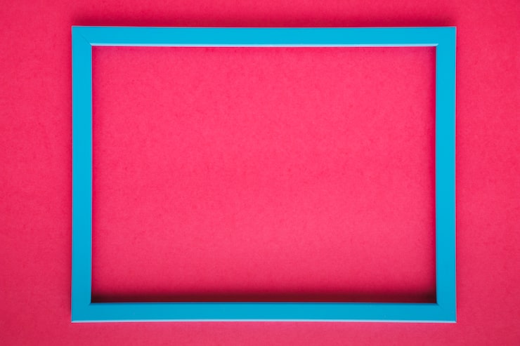 Foto gratuito marco azul sobre fondo rosado