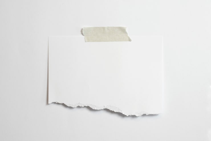 Foto gratuito marco de fotos roto en blanco con sombras suaves y cinta adhesiva aislada en fondo de papel blanco
