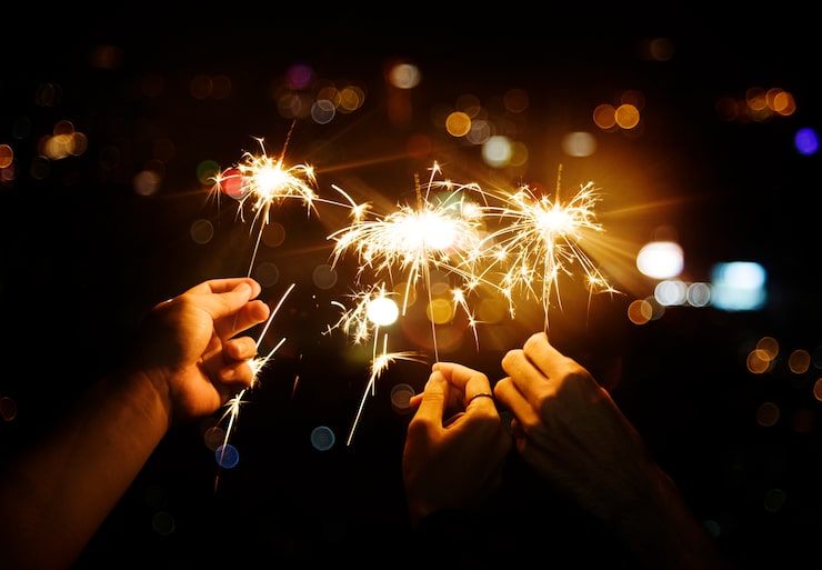 Photo Gratis merayakan dengan kembang api di malam hari