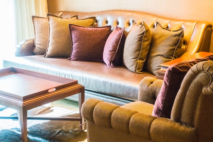 Foto gratuito mesa de madera junto a sillones con cojines