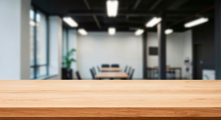Foto gratuito mesa de madera en una sala de conferencias moderna