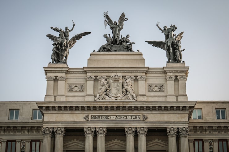 Foto gratuito ministerio de medio rural, marino y natural en madrid, españa