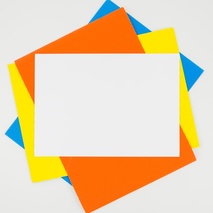 Foto gratuito mockup de papel flat lay creativo