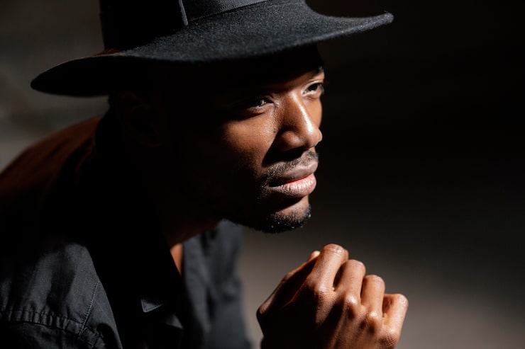 Foto gratuito modelo expresivo de primer plano con sombrero