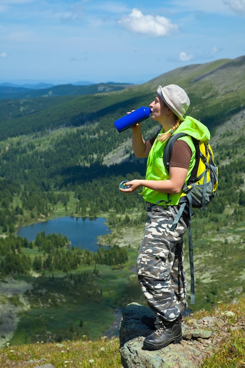 Foto gratuito montañas turísticas agua potable de la botella