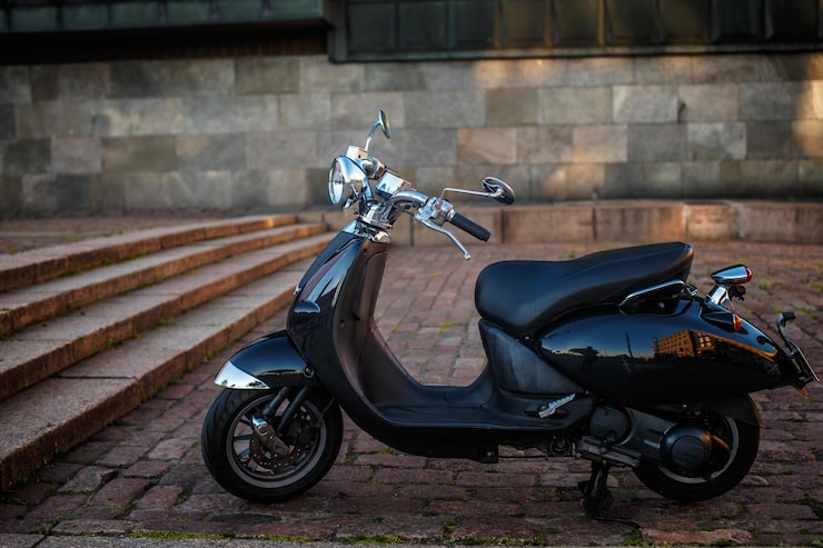 Foto gratuito moto scooter retro en la calle. estilo urbano