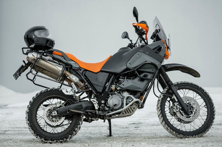 Foto gratuito motocicleta con casco