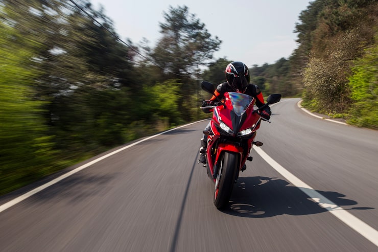 Foto gratuito motocicleta roja en la carretera.