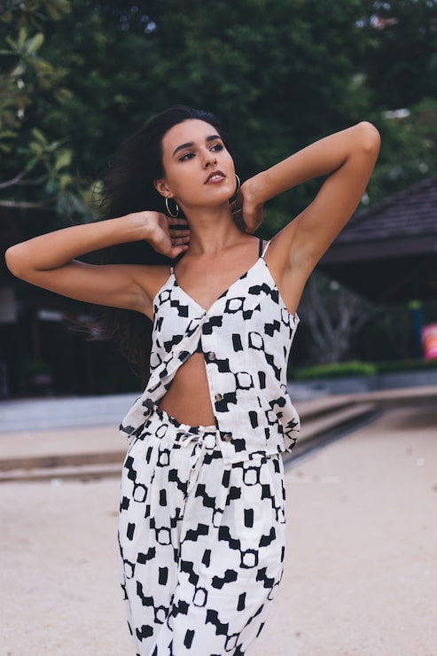 Foto gratuito mujer elegante en ropa casual posando en la playa