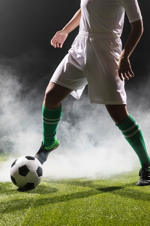 Foto gratuito mujer en forma jugando con una pelota de fútbol