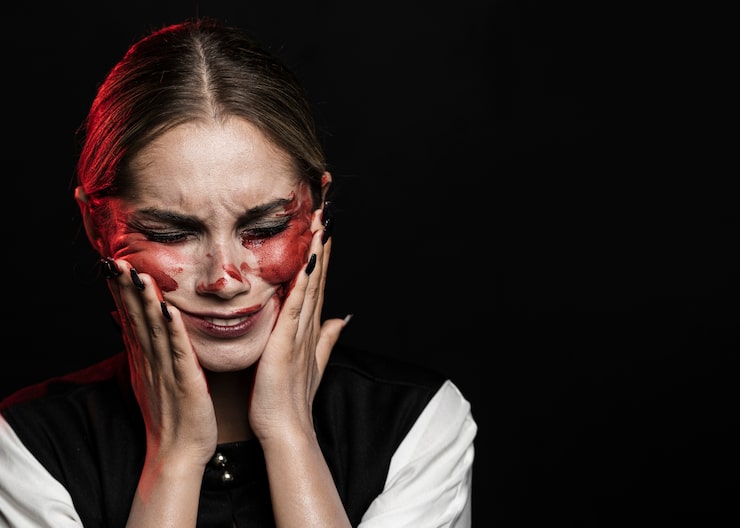Foto gratuito mujer con maquillaje de sangre falsa y espacio de copia