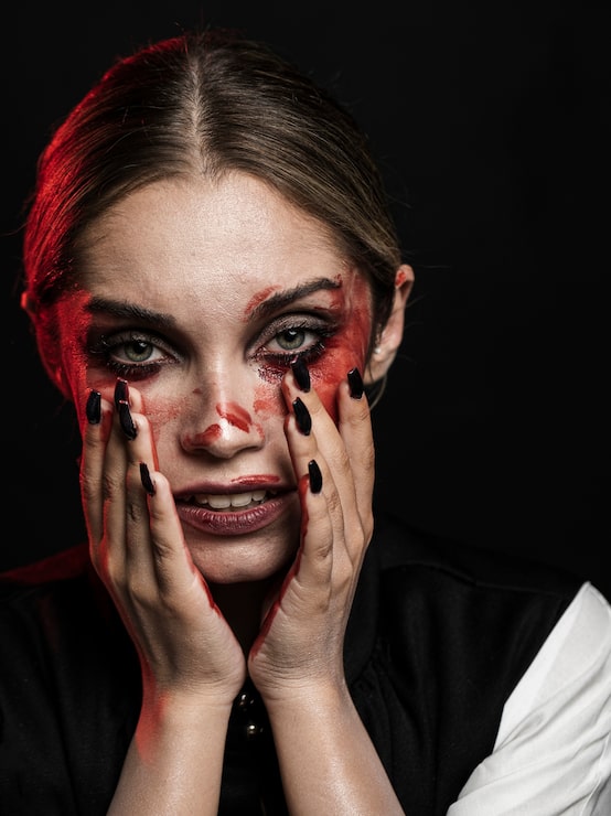 Foto gratuito mujer con maquillaje de sangre falsa