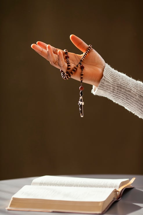 Foto gratuito mujer religiosa orando con cuentas de rosario