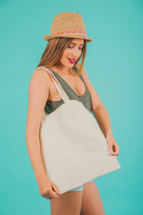 Foto gratuito mujer en ropa de playa con bolsa
