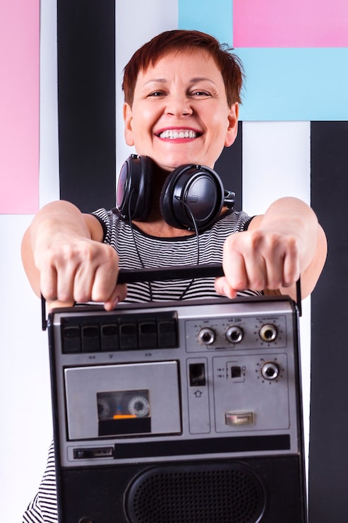 Foto gratuito mujer sonriente con cassette