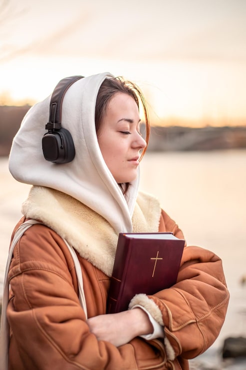 Foto gratuito una mujer sostiene la biblia en sus manos en el concepto de cristianismo de la naturaleza