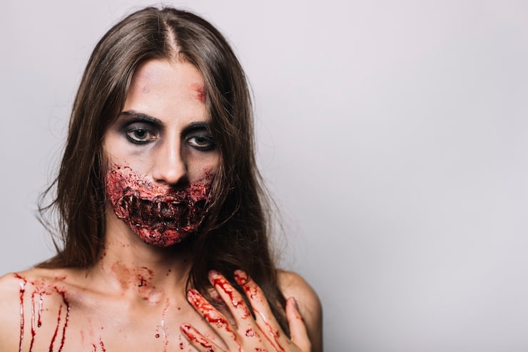 Foto gratuito mujer triste con la cara dañada tocando el hombro