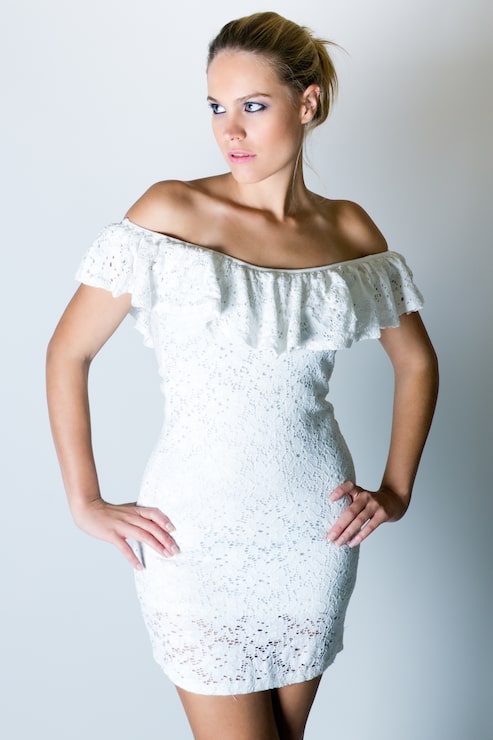 Foto gratuito mujer con vestido blanco posando