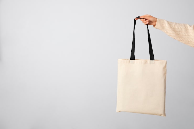 Foto gratuito naturaleza muerta de una bolsa colgada