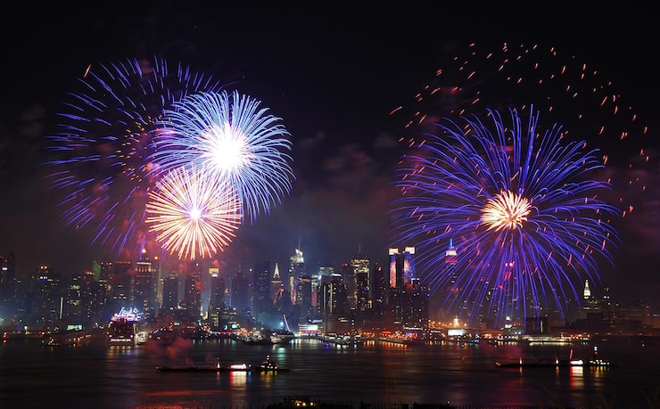 Photo Gratis new york city manhattan pertunjukan kembang api hari kemerdekaan 4 juli dengan cakrawala di atas sungai hudson dilihat dari new jersey