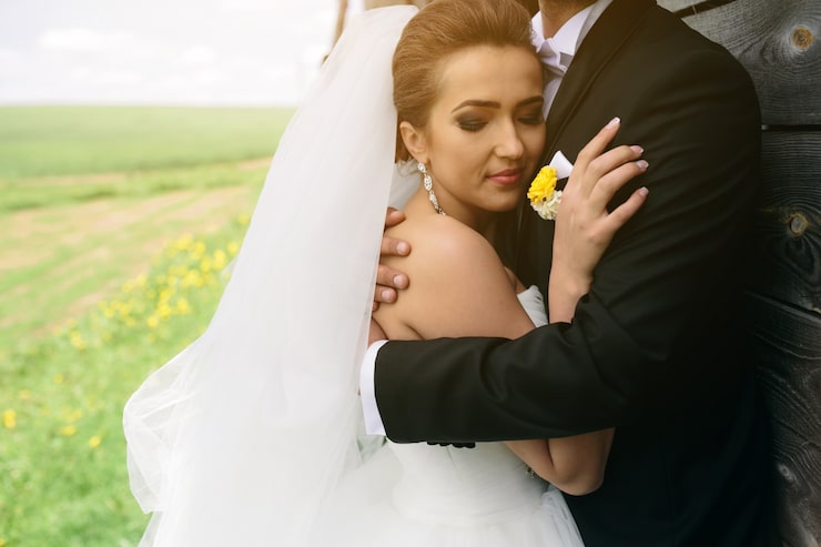 Foto gratuito novia con la cabeza sobre el pecho de su marido
