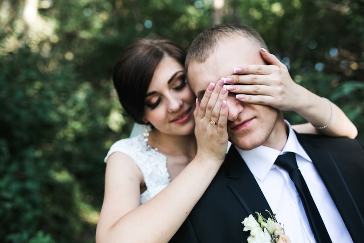 Foto gratuito novia cubriendo los ojos del novio