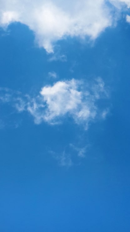 Foto gratuito nube blanca sobre fondo de cielo azul