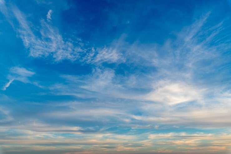 Foto gratuito nubes blancas en un cielo azul claro
