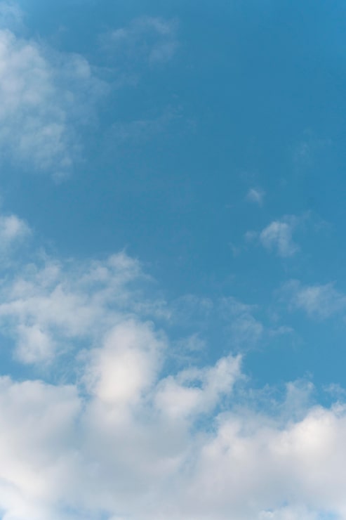Foto gratuito nubes en el cielo tiro vertical