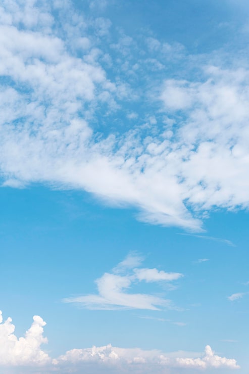 Foto gratuito nubes mullidas vistas desde el avión
