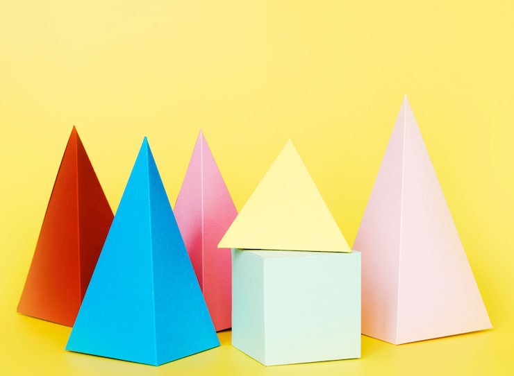 Foto gratuito objetos geométricos de papel en la mesa