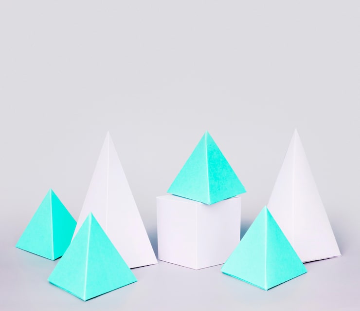 Foto gratuito objetos de papel geométricos de alto ángulo