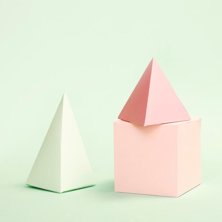 Foto gratuito objetos de papel geométricos de alto ángulo