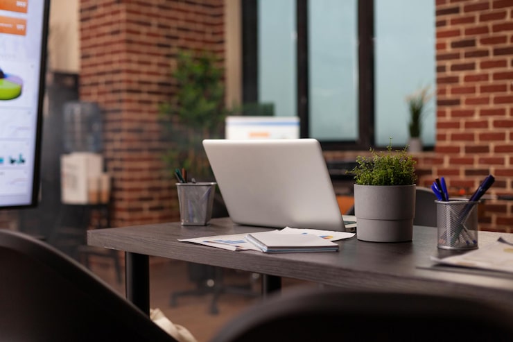 Foto gratuito oficina de la empresa de puesta en marcha vacía sin nadie esperando que las personas comiencen a trabajar en documentos financieros durante la reunión de negocios. lugar de trabajo con mobiliario moderno, gráficos de gestión en computadora