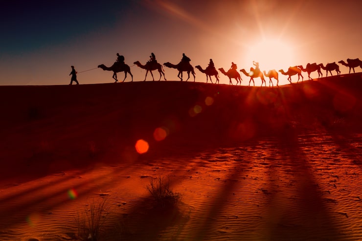 Photo Gratis orang arab dengan karavan unta