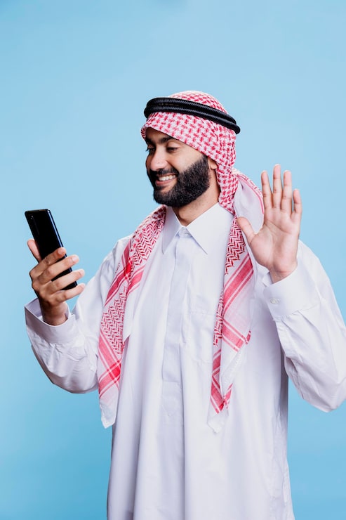 Photo Gratis orang arab mengobrol dalam panggilan video di ponsel cerdas