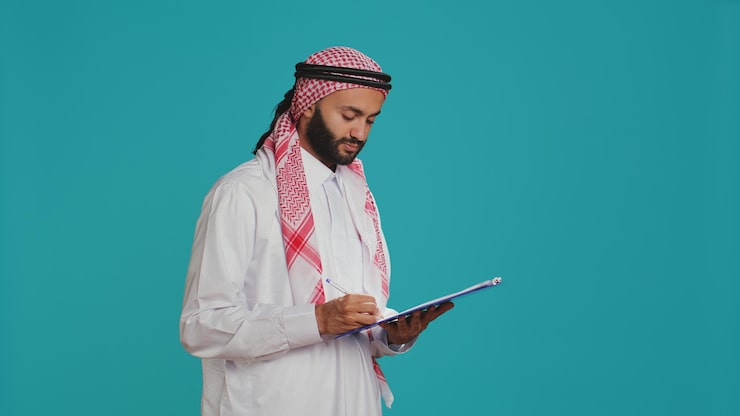 Photo Gratis orang arab menulis surat di atas file
