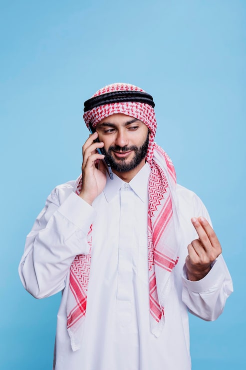 Photo Gratis orang arab sedang bercakap-cakap di ponsel