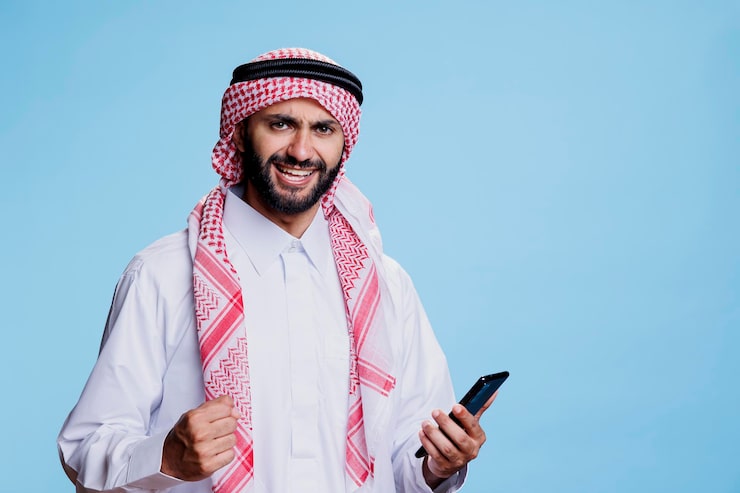 Photo Gratis orang arab yang bersemangat mendapatkan kabar baik di telepon